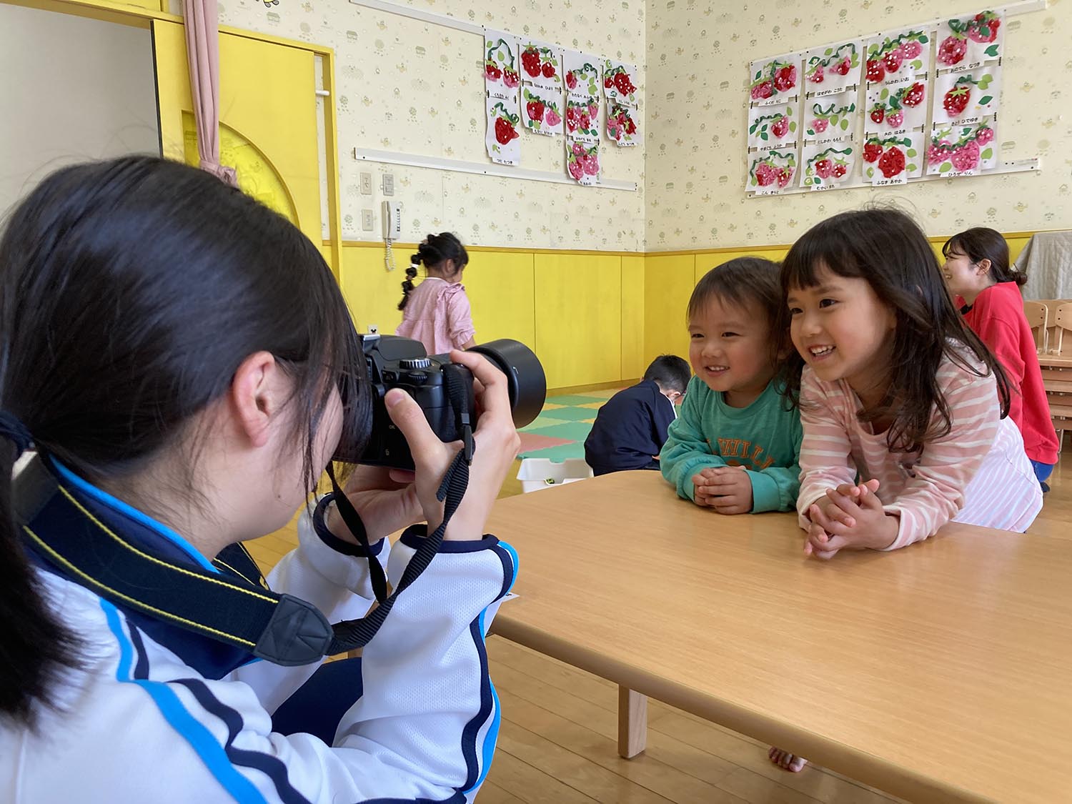高校生が見つめた「こどもまんなか」 〜園児の笑顔と保育士の姿を通して、まちの子育てを発信〜のサムネイル