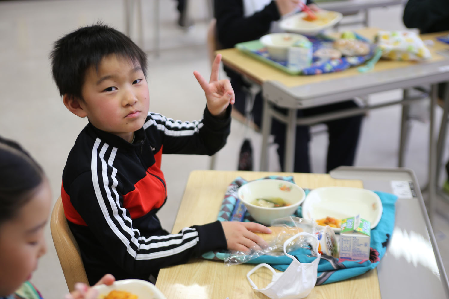 町内の小中学生が春レタスを楽しむのサムネイル