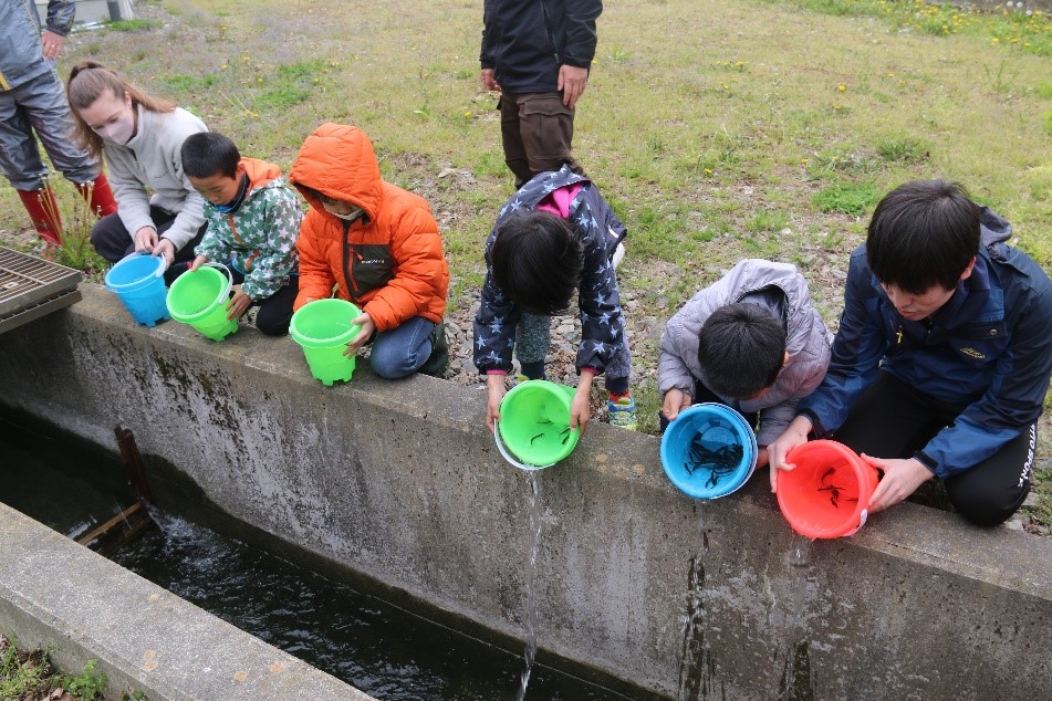 荻伏小学校の児童がさけの稚魚を放流しましたのサムネイル