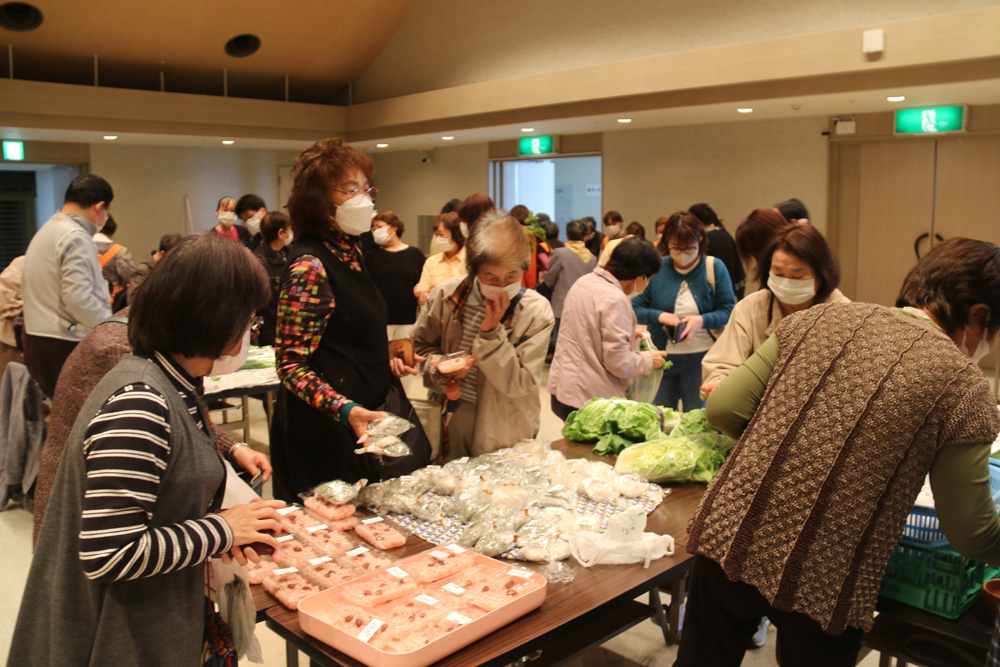 大勢の人で賑わう。第43回「消費者の日」のサムネイル