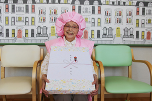 西出ヤヨイさん、100歳到達のお祝いのサムネイル