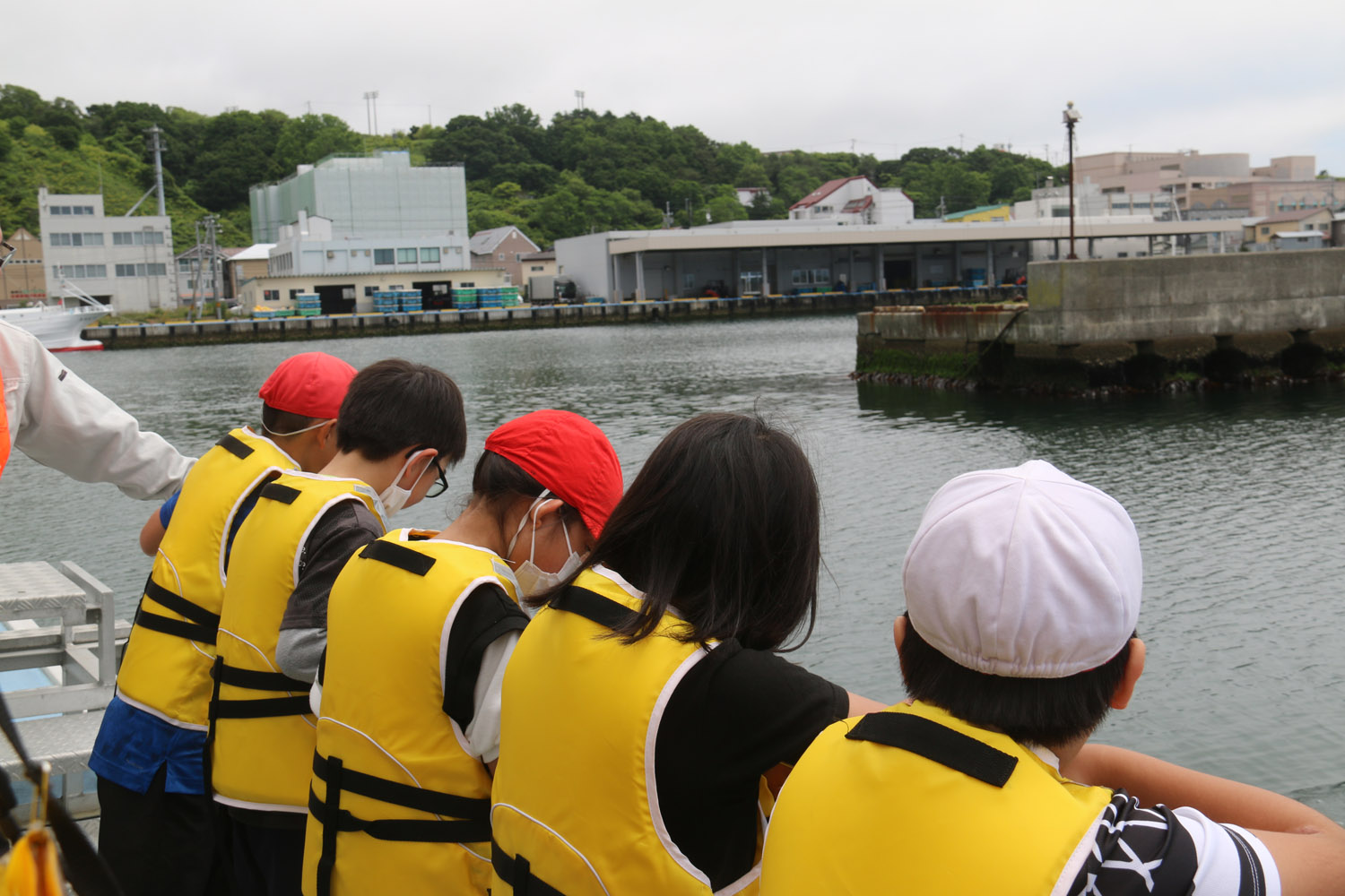 浦河小学校の4年生が船に乗って港を見学しましたのサムネイル