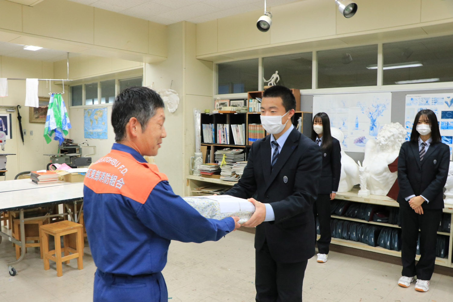浦河高校美術部に防火看板作成のお礼の品を贈呈しましたのサムネイル
