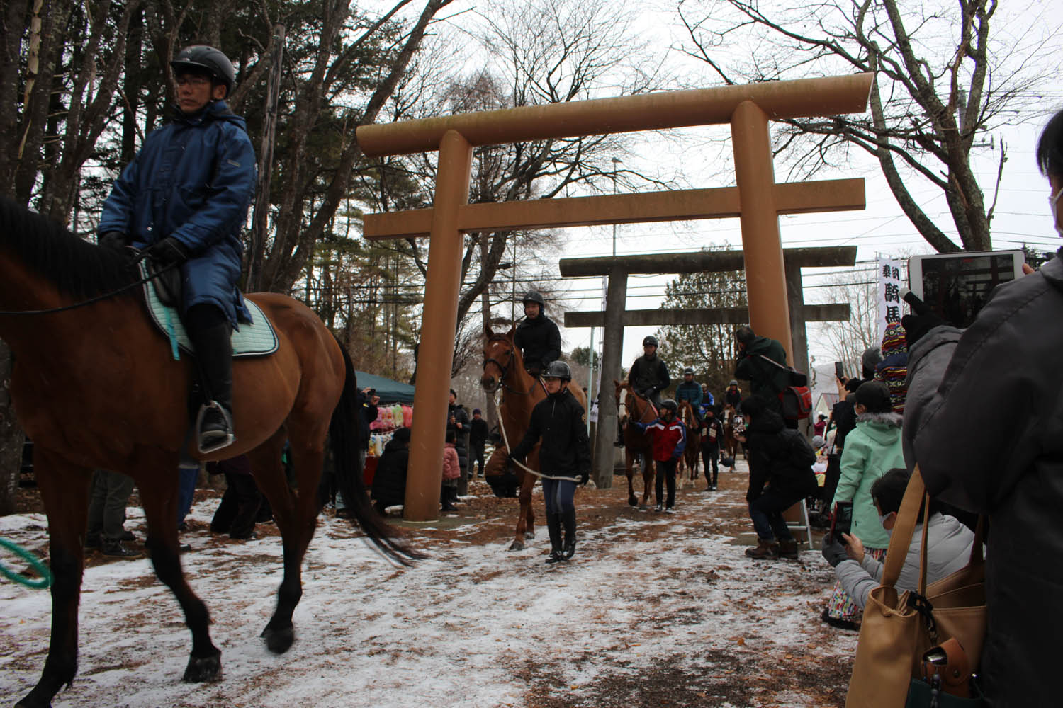 人馬の無病息災を願って「騎馬参拝」のサムネイル
