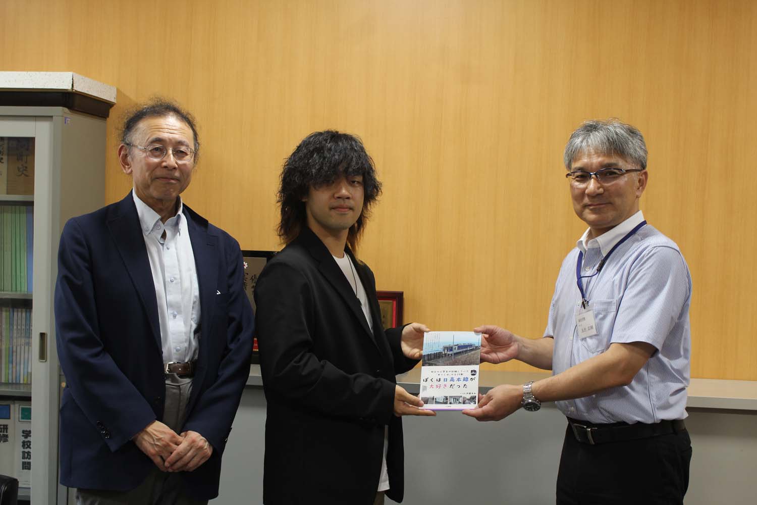 日高本線への思いを綴った写真集が公立学校へ寄贈のサムネイル