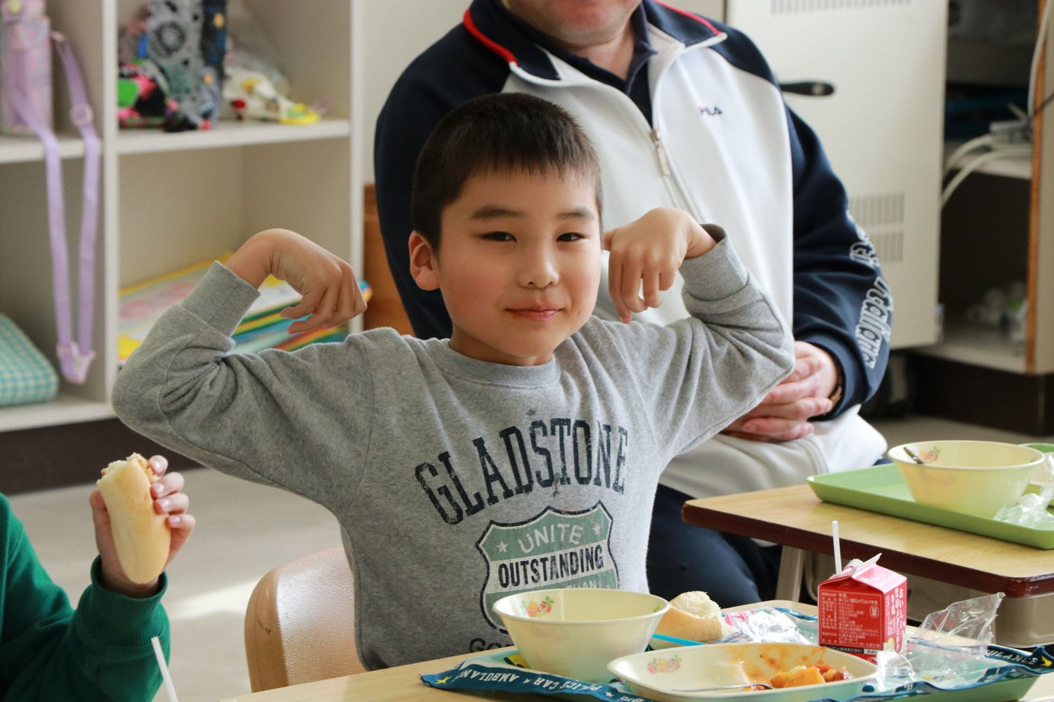 町内小学校で浦河産食材を使った給食がふるまわれましたのサムネイル