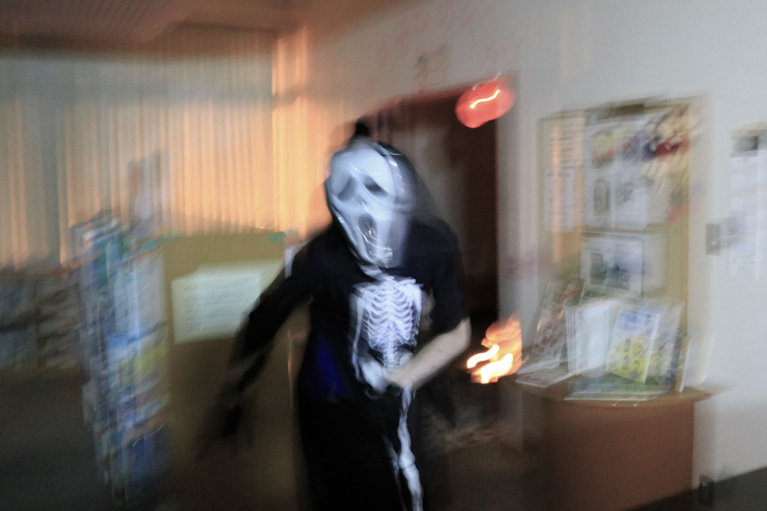 叫び声が響く夜の図書館で肝試しのサムネイル