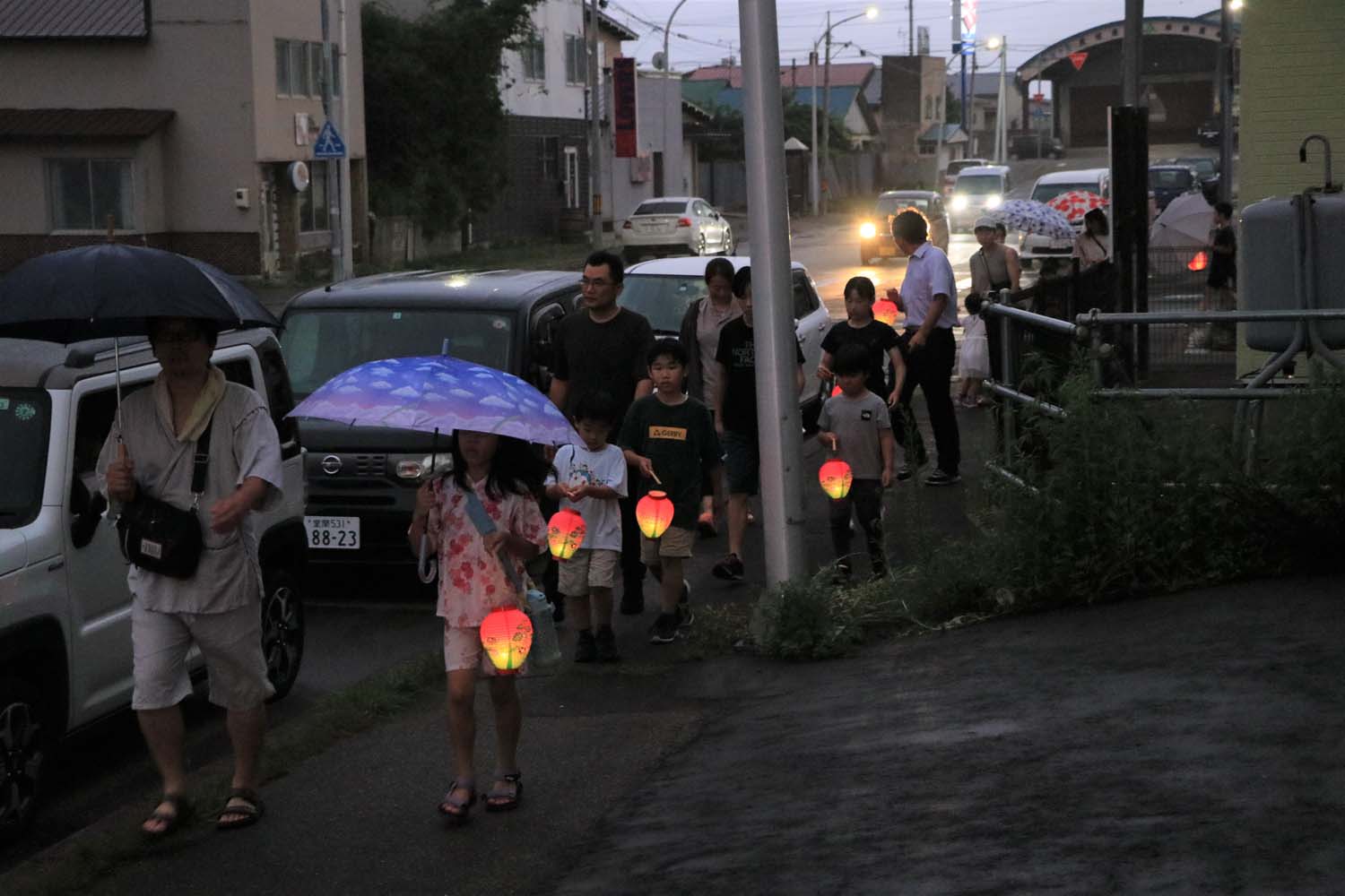 堺町地区の子ども達が提灯を片手に防犯を呼びかけましたのサムネイル