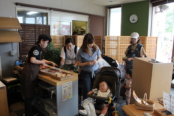 うらかわ七夕まつり、家族連れでにぎわうのサムネイル