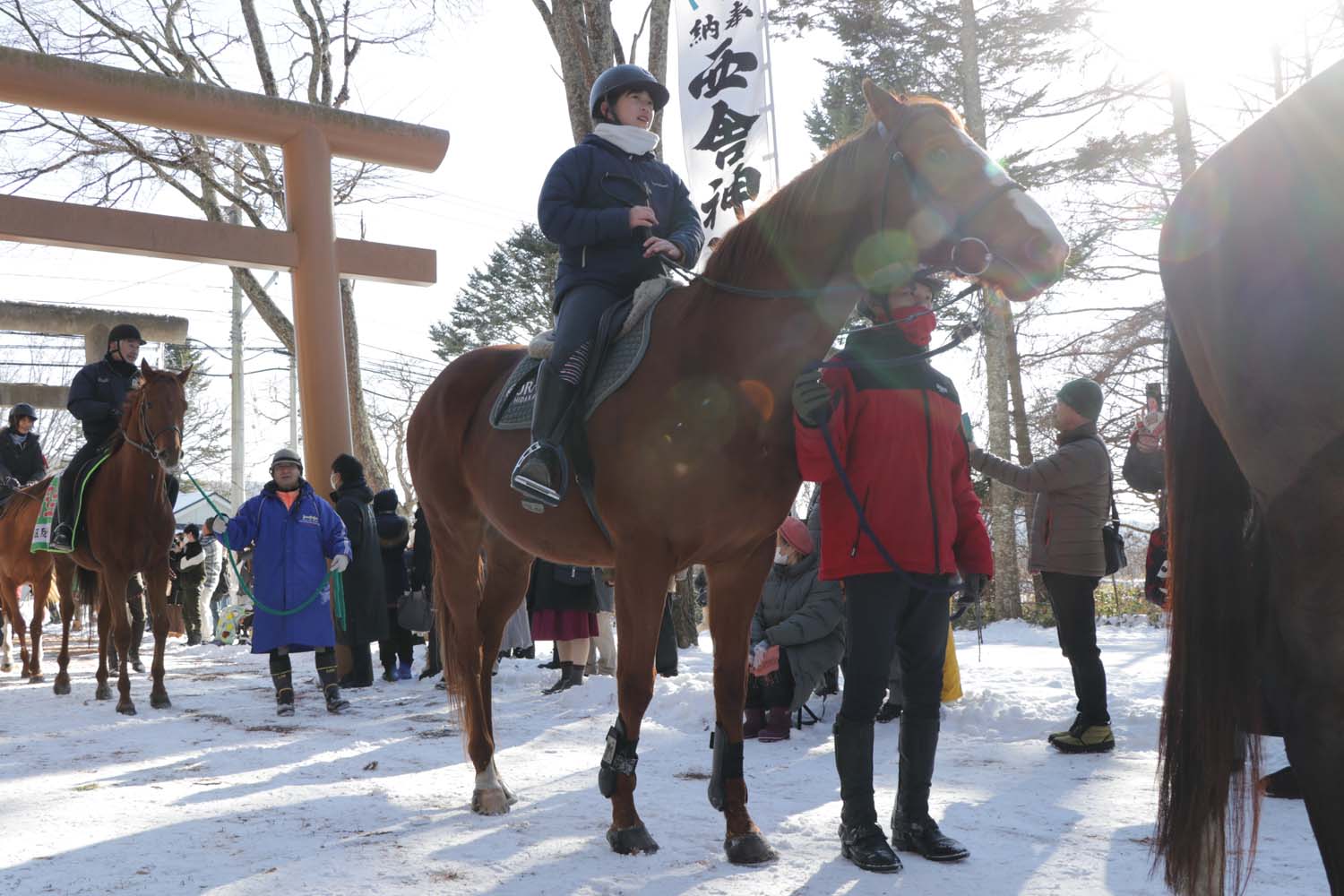 人馬の無病息災を願う「騎馬参拝」のサムネイル