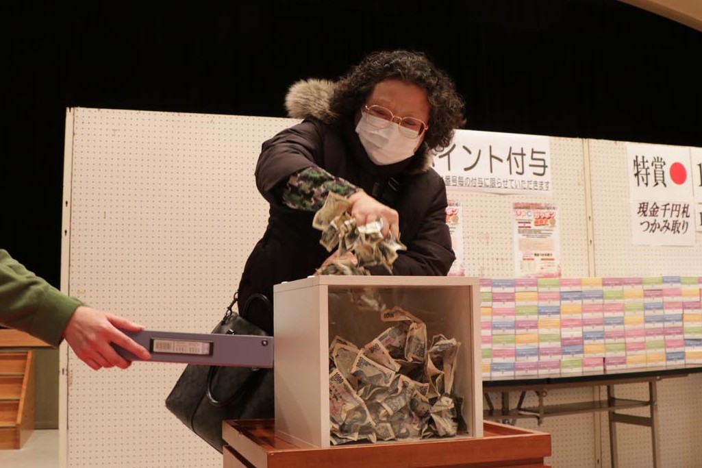 UPCガラポン抽選会に行列！特賞の現金掴みどりも登場のサムネイル