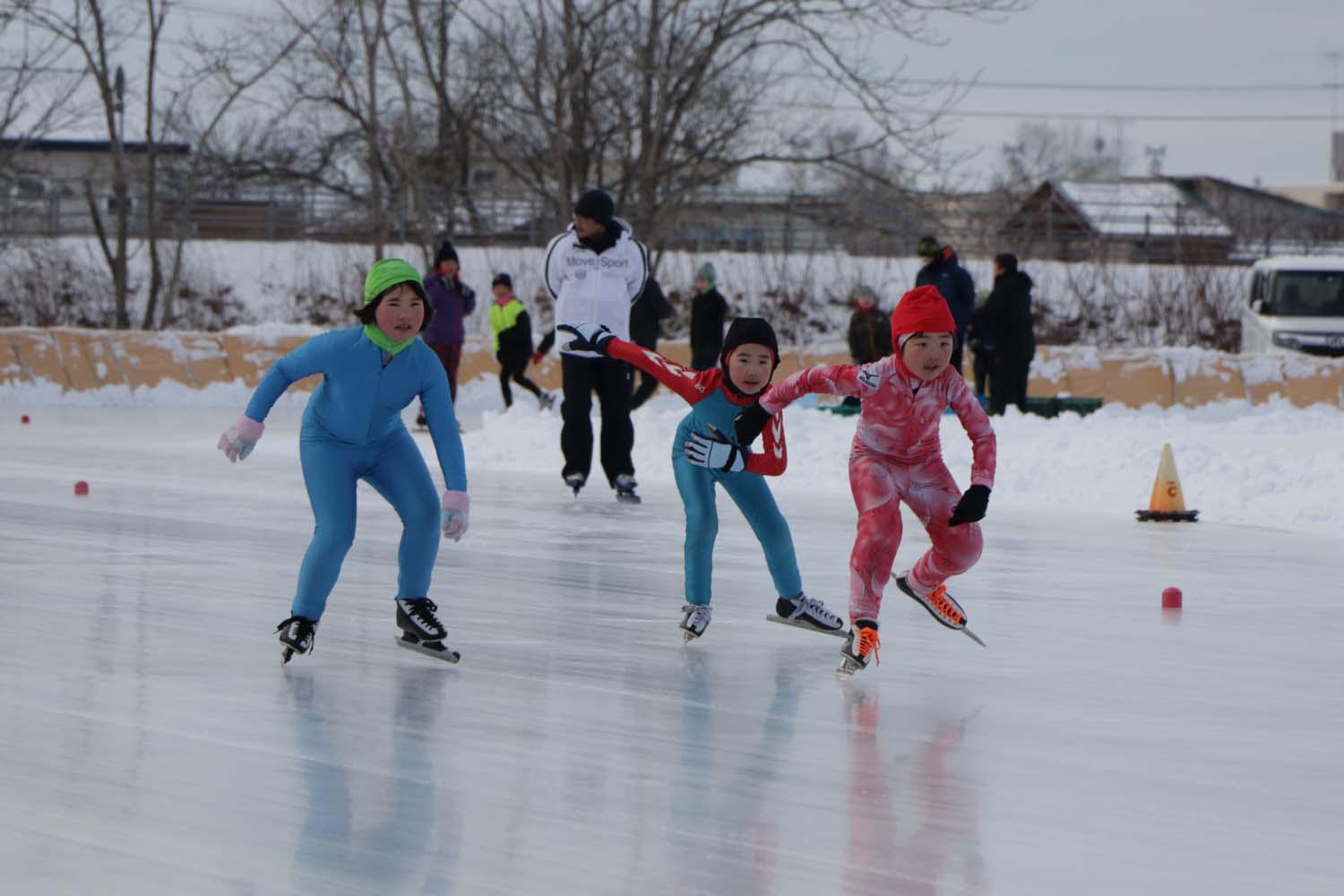 ゴール目指して全力疾走。町民スケート大会のサムネイル