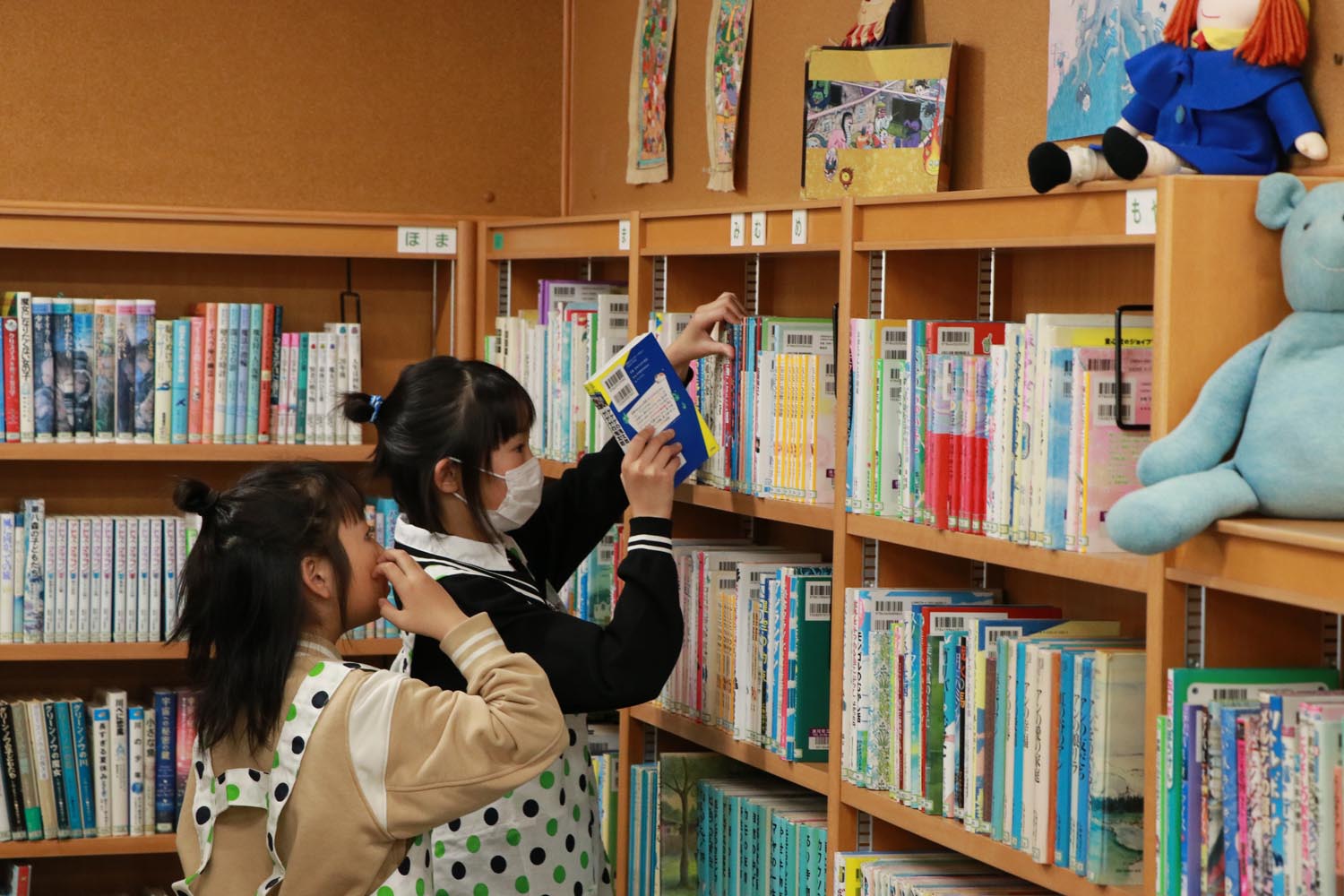 図書館で子どもたちが司書の仕事を体験のサムネイル