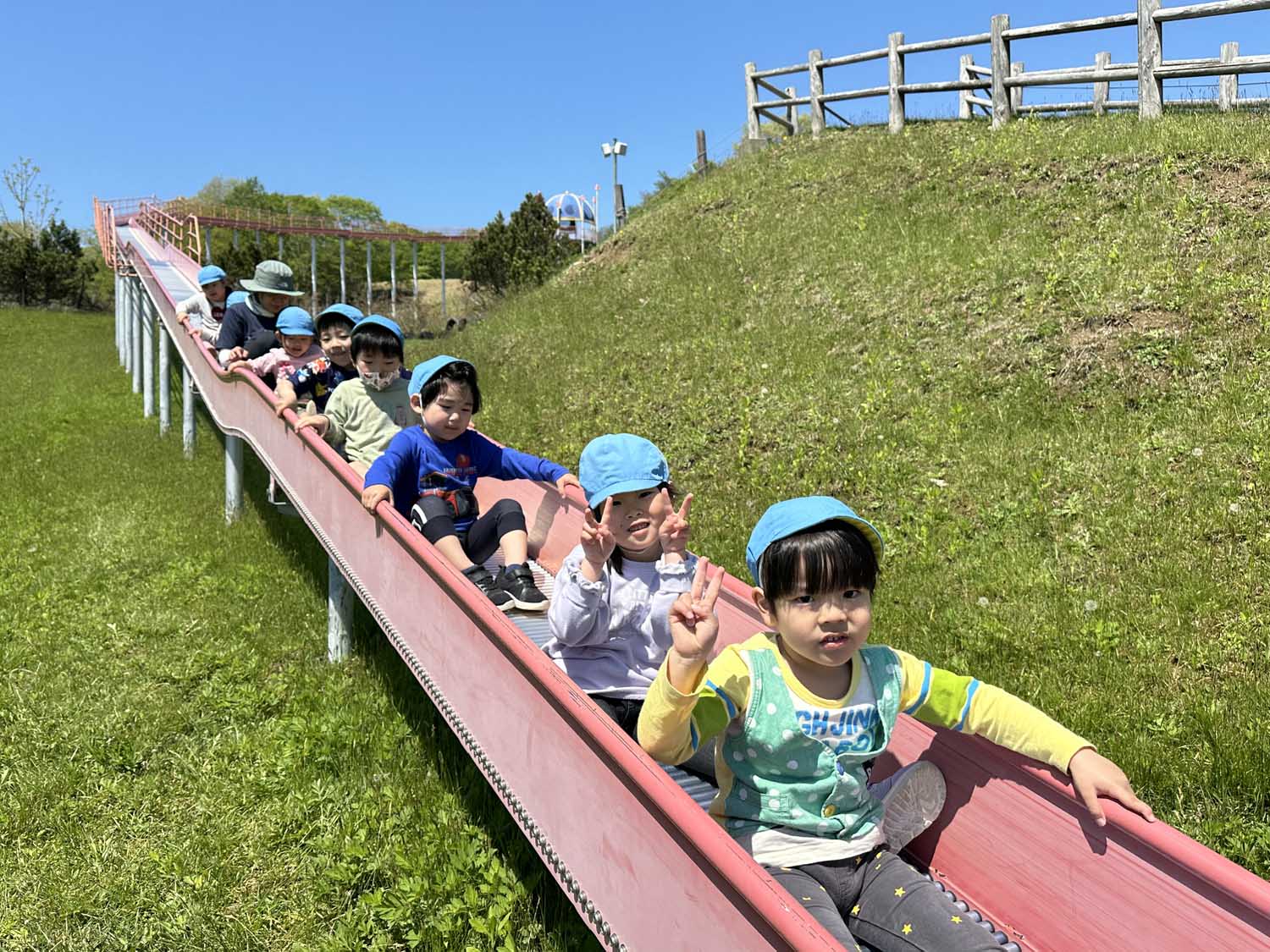 荻伏保育所で春の遠足！のサムネイル