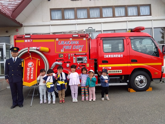 東部保育所で幼年消防体験のサムネイル