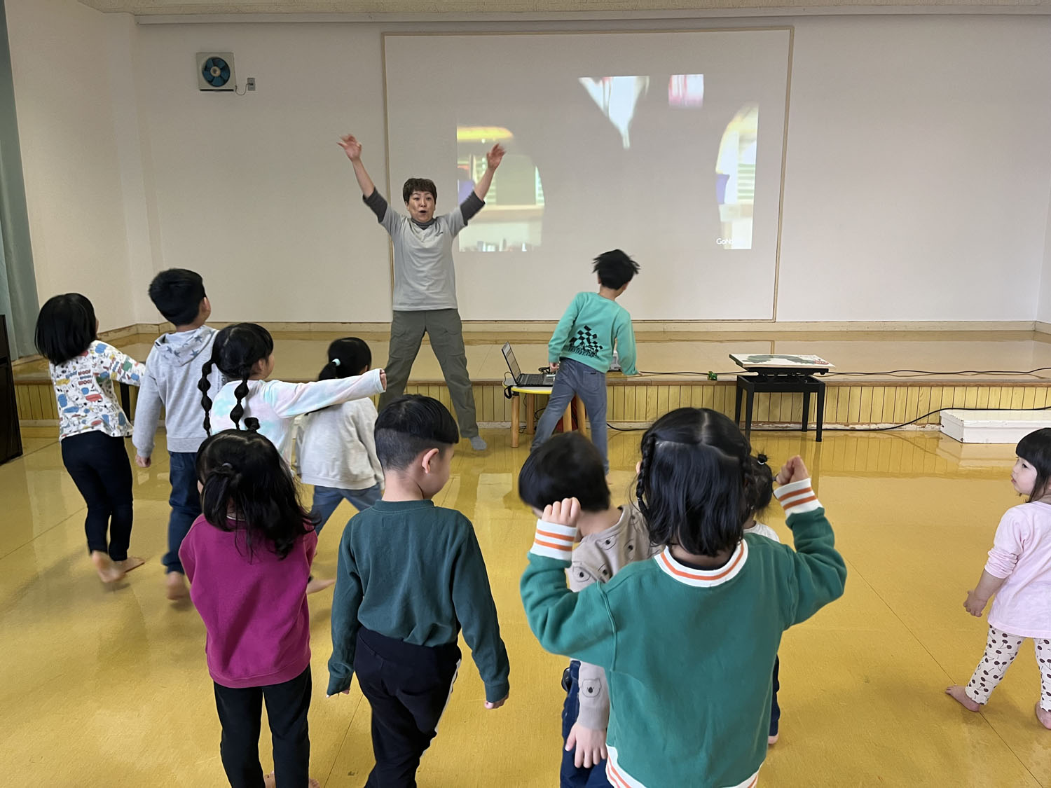 英語を使ったあそびを楽しんでいますのサムネイル