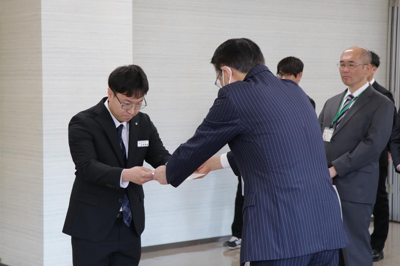 浦河町職員として新しく7人へ辞令が交付されましたのサムネイル