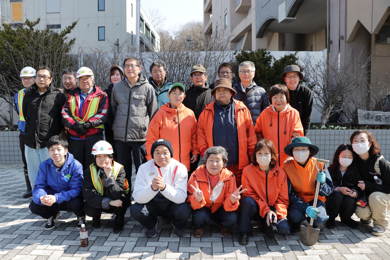 花・華倶楽部が町内で花植え活動を行いましたのサムネイル