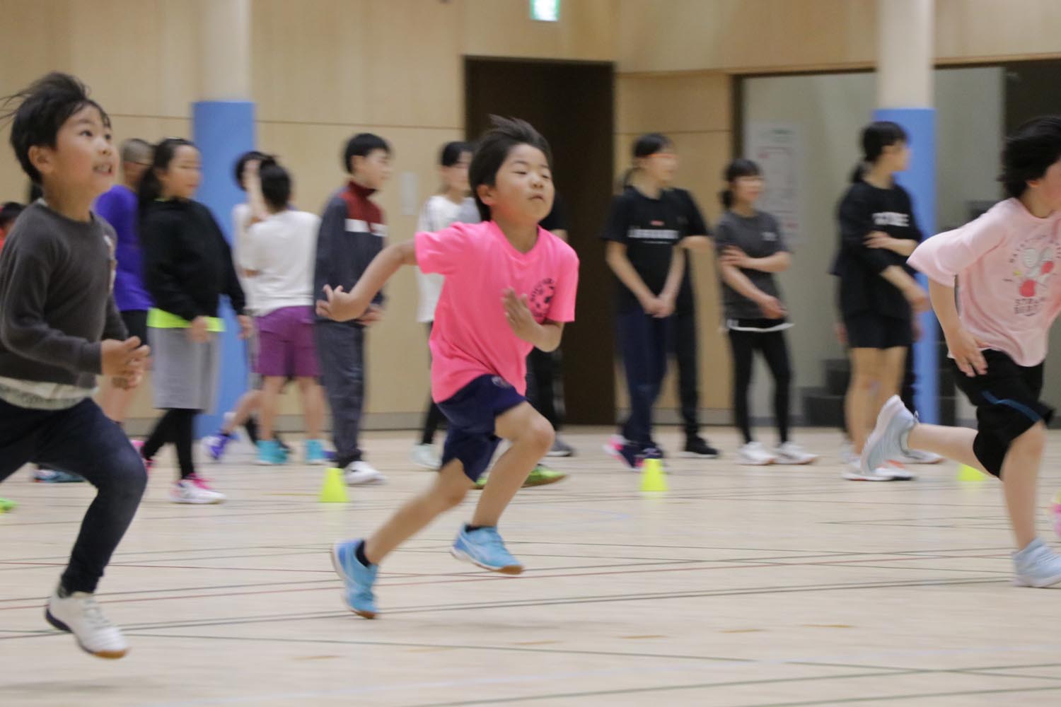 子どもたちに速く走る方法を伝授。北風沙織さんを講師に走り方教室のサムネイル