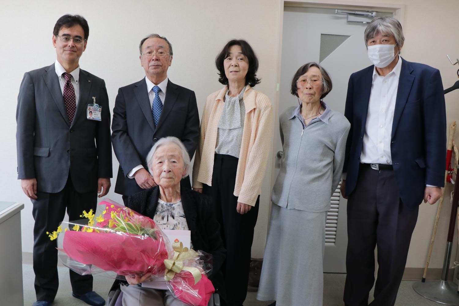 100歳へ到達した中谷きわさんへ記念品を贈呈のサムネイル