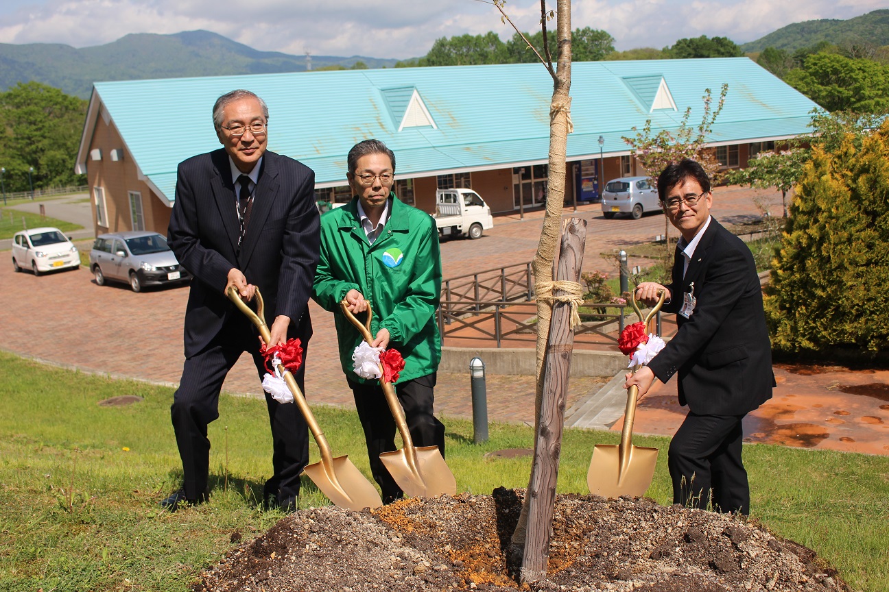 日高信金からAERUに桜を寄贈のサムネイル