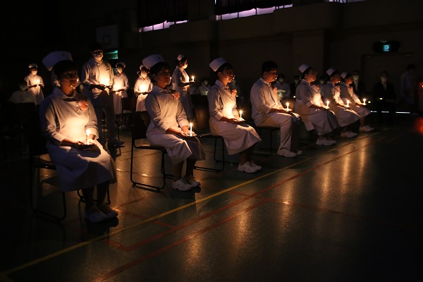 看護師の道へ決意新たに、浦河赤十字看護専門学校で戴帽式のサムネイル