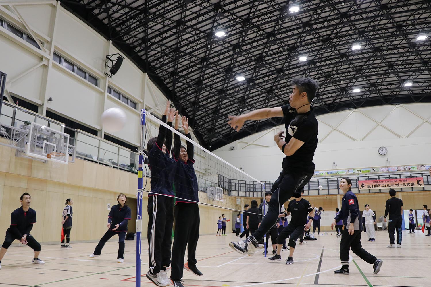 ミニバレーボール大会がゼロネクストワンアリーナで初開催のサムネイル