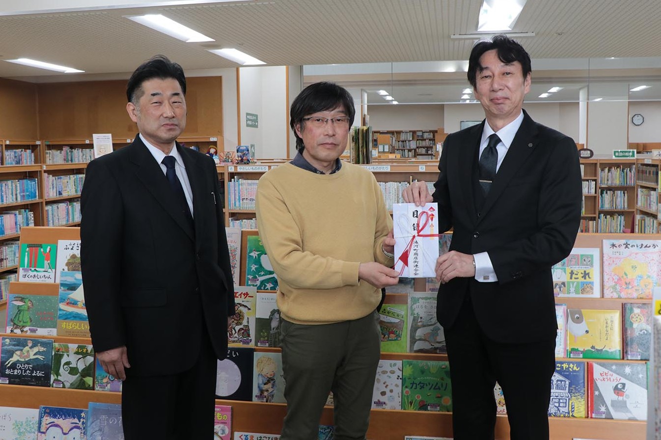 浦河町商店街連合会から図書10万円分が寄贈のサムネイル