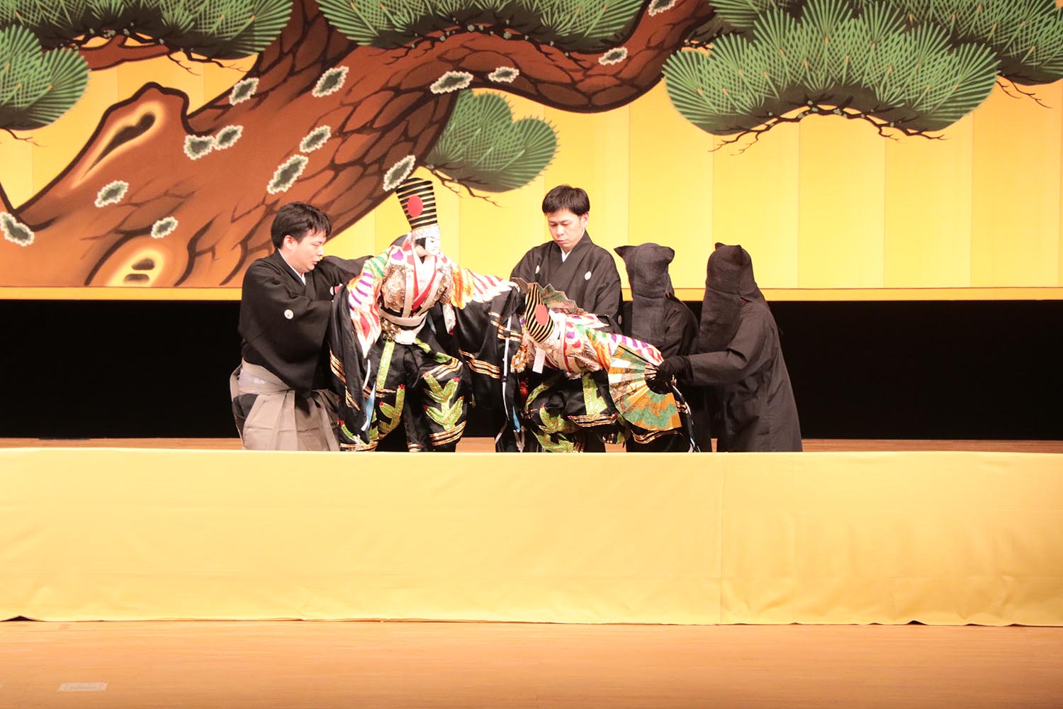 人形遣いに感嘆の声。あしり座が総合文化会館で公演のサムネイル