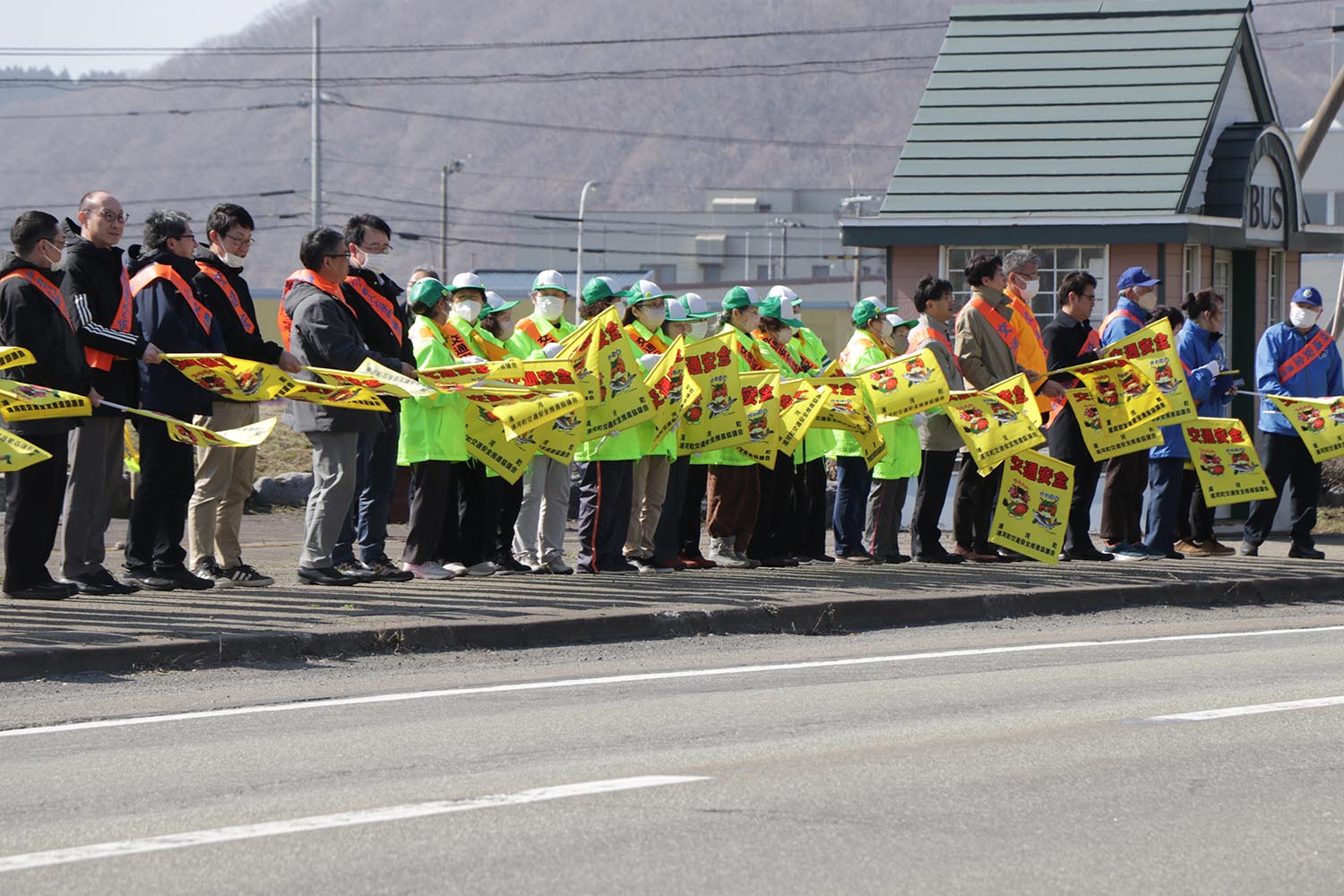 黄色の小旗で交通安全を啓発しましたのサムネイル