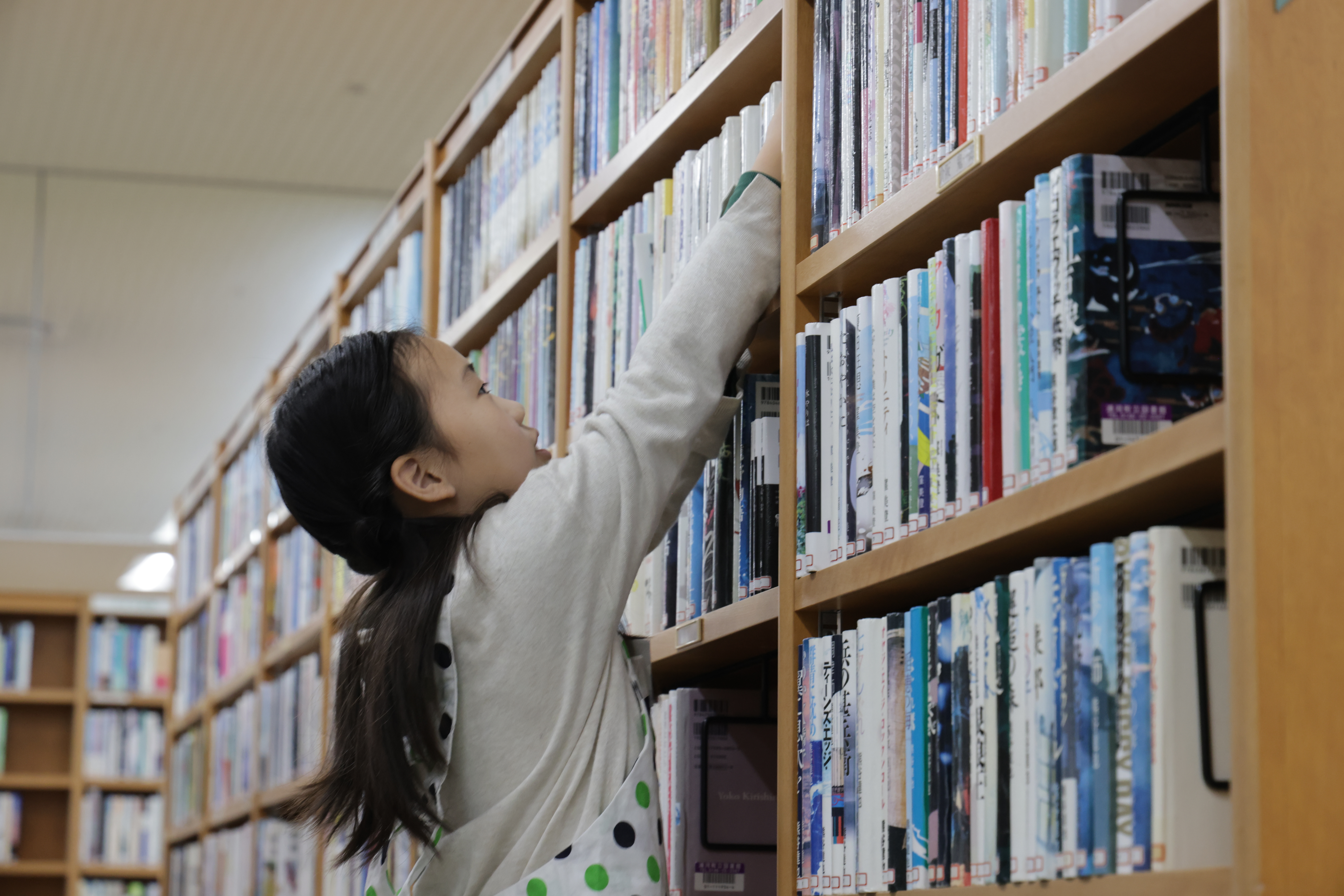 小学生が図書館で司書の仕事を体験しましたのサムネイル