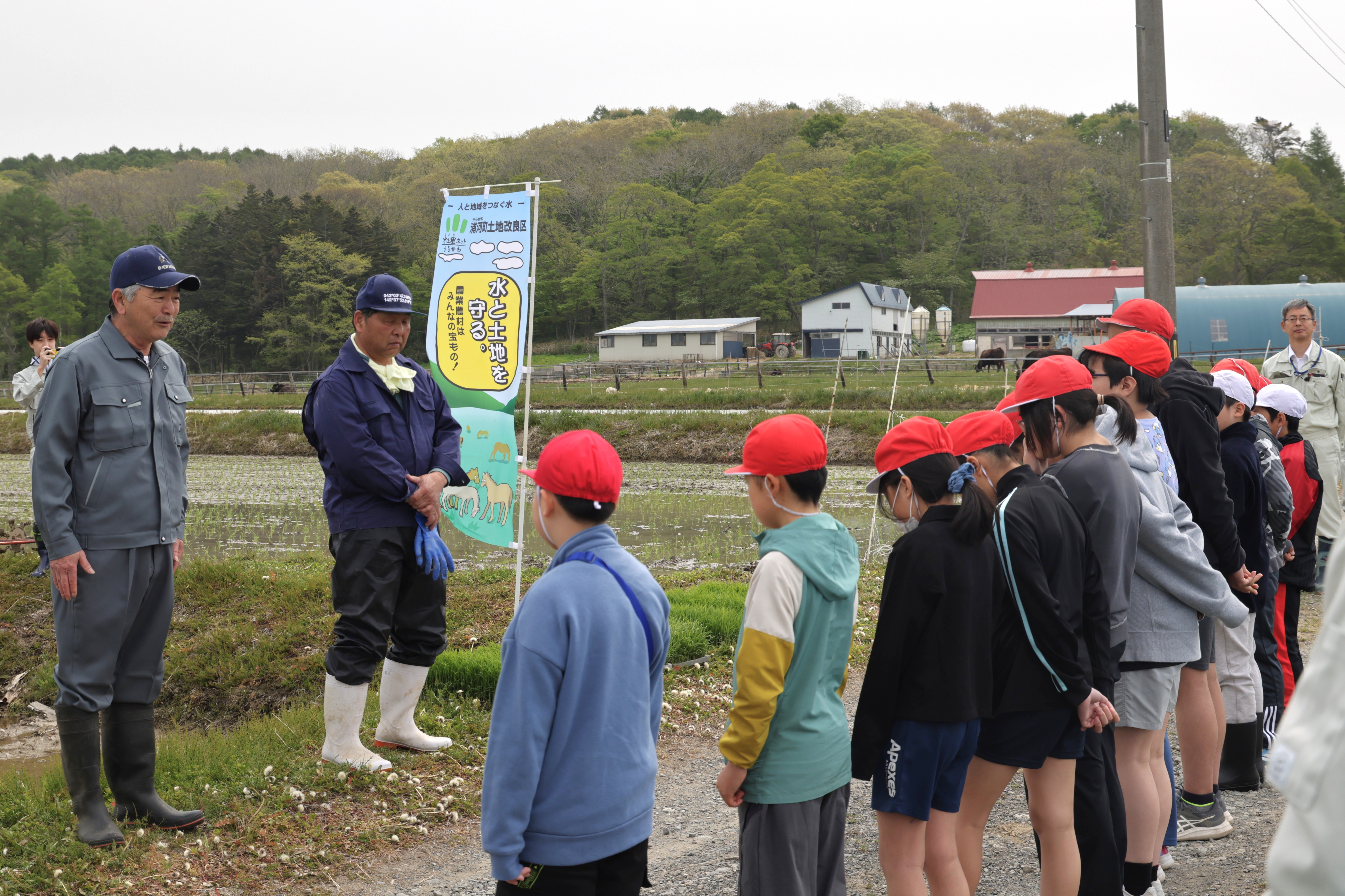 小学生が初めての田植え体験で農業について学ぶのサムネイル