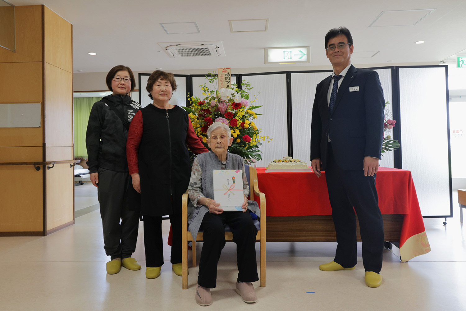 100歳を迎えた福岡フミさんを祝い、記念品贈呈のサムネイル