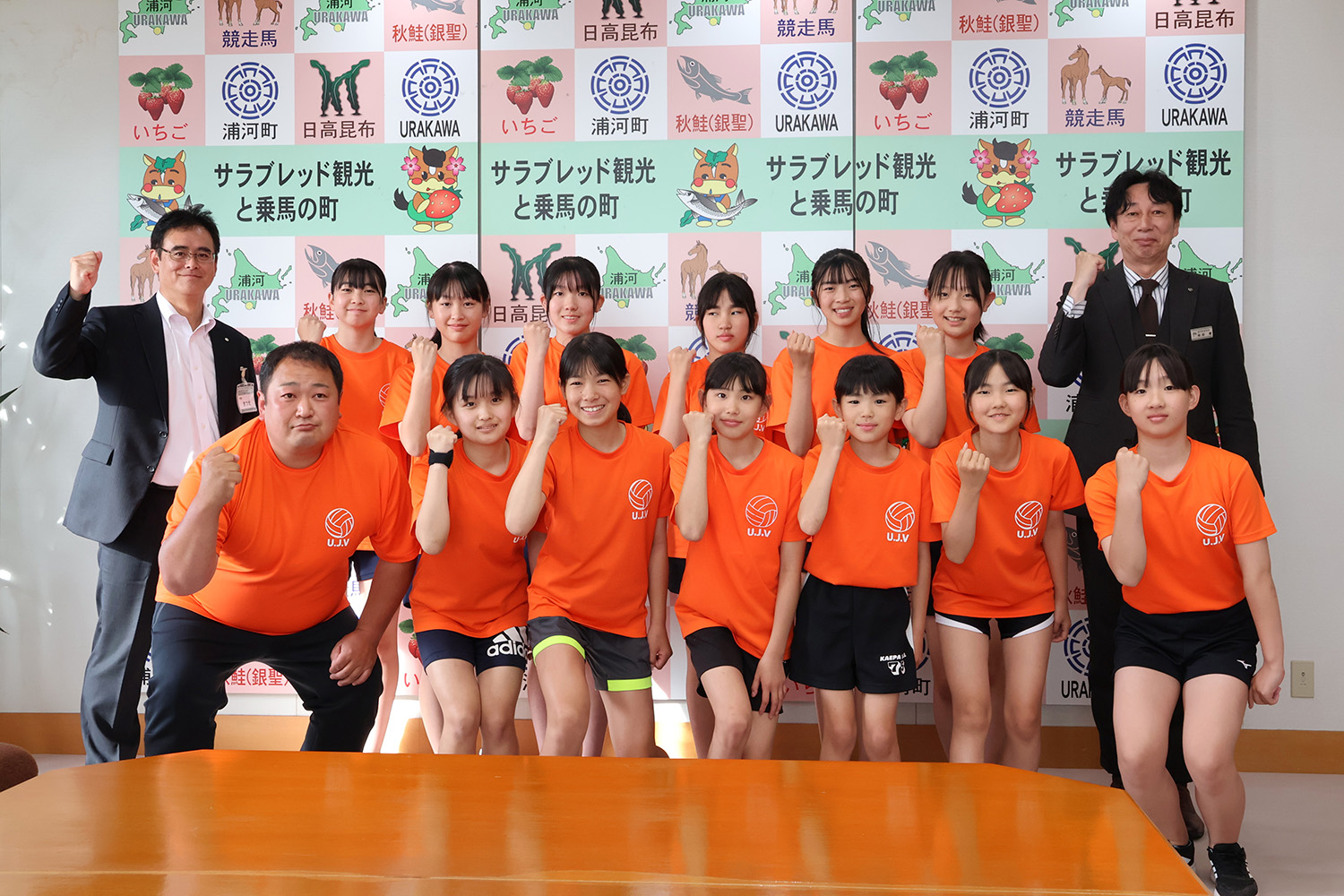 浦河バレーボール少年団が全道大会に向けて表敬訪問のサムネイル