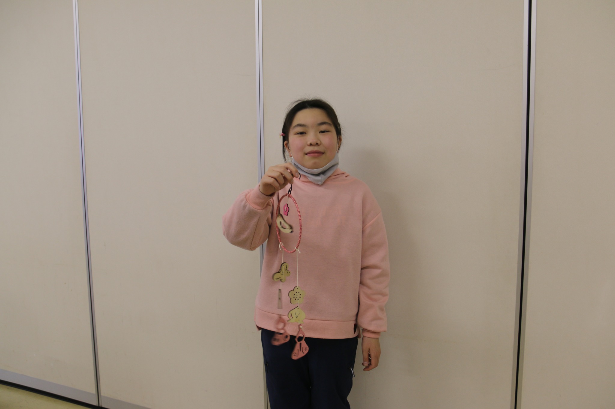 つるしかざりを見せるこども