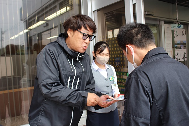 缶バッジを渡す様子