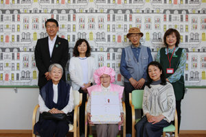 西出ヤヨイさんとご家族の集合写真