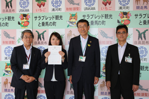 町三役と酒井さんの集合写真