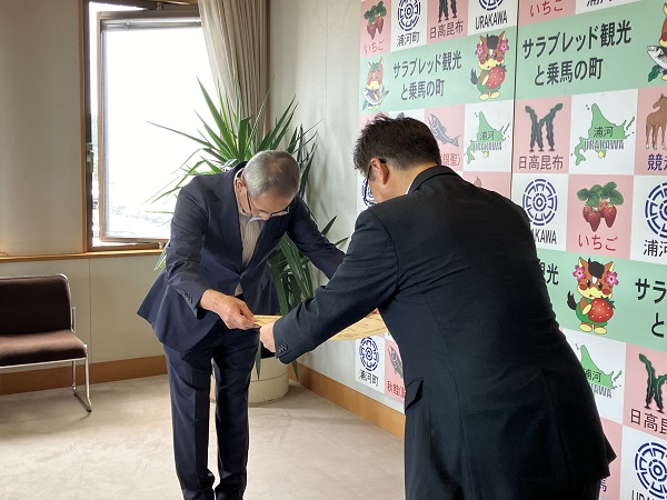 感謝状を受け取る様子