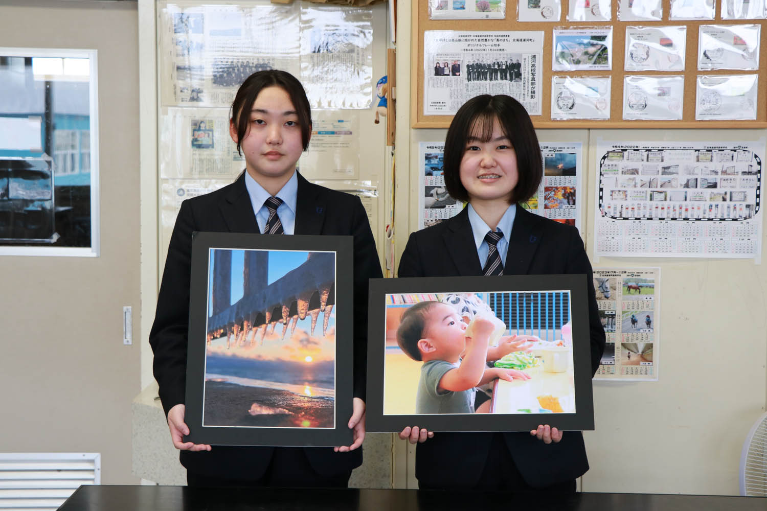 「第71回写真道展」で入選した五十嵐来実さん、近藤夕日さん