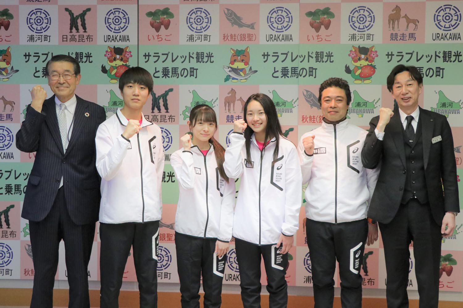 浦河水泳スポーツ少年団と町長の記念写真