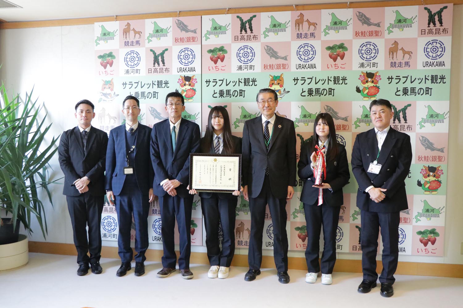 受賞した生徒たちと町長の記念写真