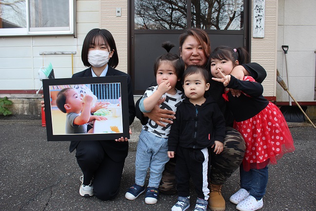 撮影に協力いただいた園児と保護者との記念撮影