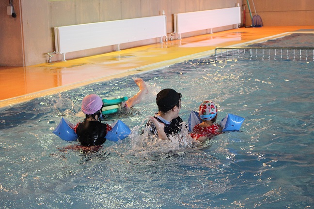 今シーズンの初泳ぎを楽しむ訪れた町民