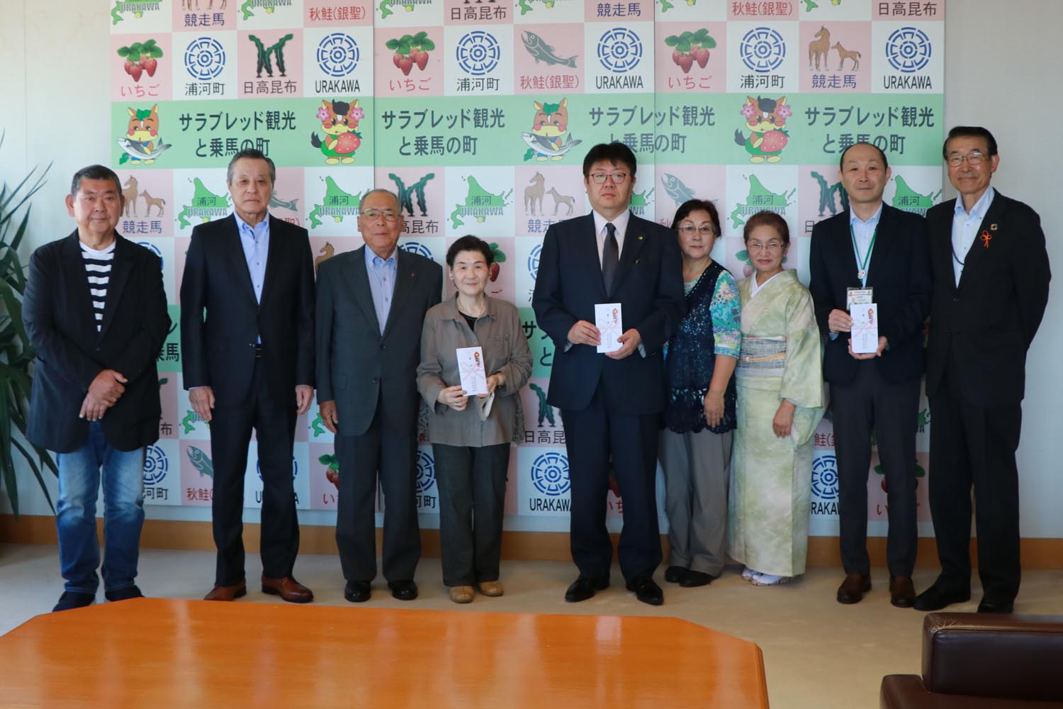 日高東部運送事業協同組合関係者との記念撮影