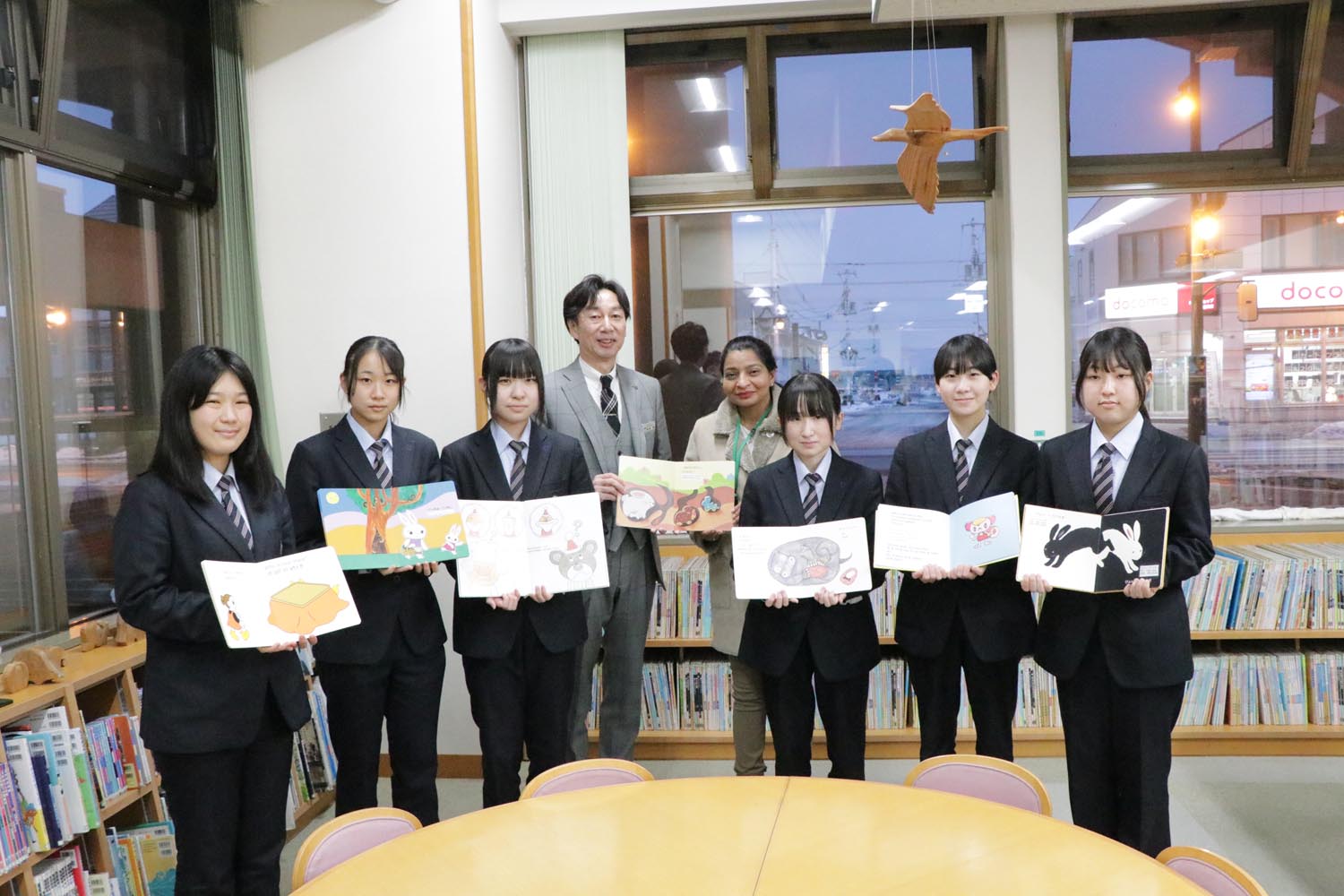 浦河高校の2年生が翻訳した絵本10冊を町立図書館へ寄贈する様子
