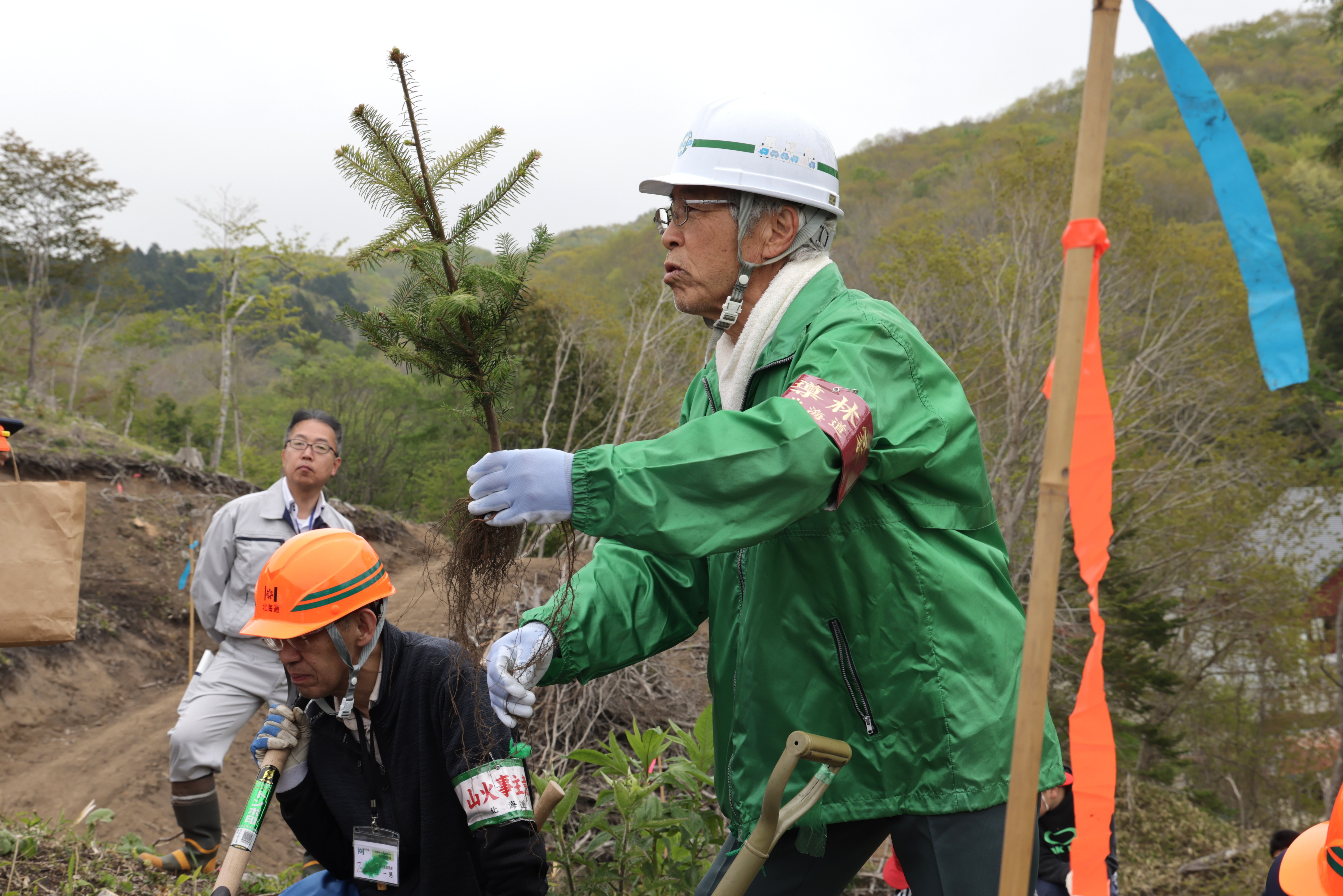 森林組合職員が説明する様子