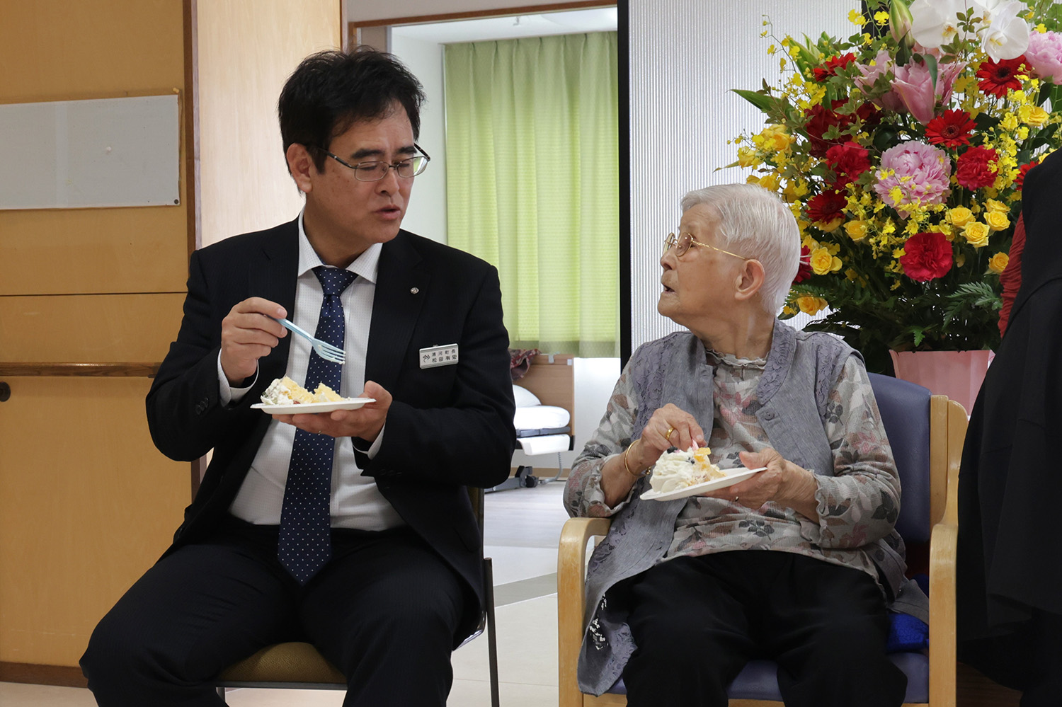 ケーキを食べる町長と福岡フミさん